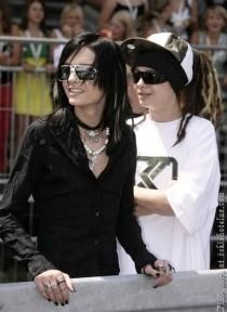 OK deci....nu-mi explic WHY???? - mirunik are dreptate.. da nu va ganditi la - ~ Tokio Hotel ~