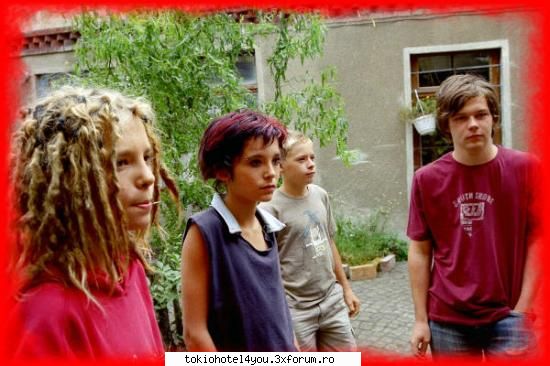 OK deci....nu-mi explic WHY???? - Tom mereu are ceva in gura - ~ Tokio Hotel ~